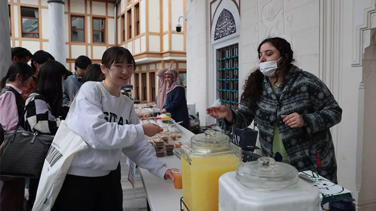 Tokyo Cami depremzedeleri unutmadı