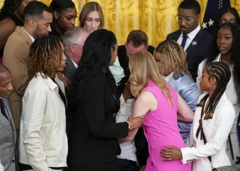 Biden’ın  konuşma yaptığı sırada yere yığıldı