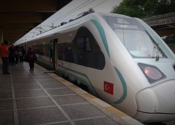 Milli tren, Adapazarı Garı’ndan Ada Ekspresi ile saat 20.10’da ilk seferine başladı.