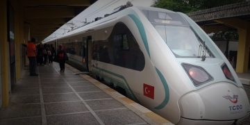 Milli tren, Adapazarı Garı’ndan Ada Ekspresi ile saat 20.10’da ilk seferine başladı.