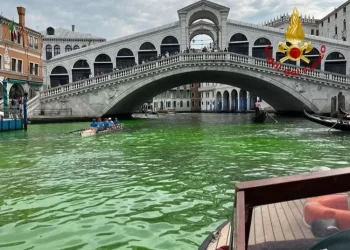 Venedik’te Büyük Kanal’ın suyu yeşil renge büründü