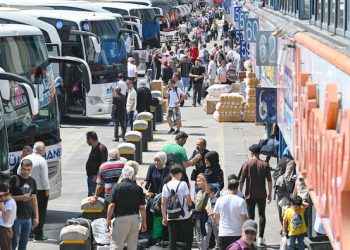 Bayram tatilini bitiren otogar ve havalimanlarına akın etti