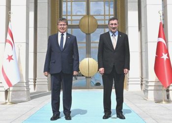 Yılmaz, KKTC Başbakanı Üstel ile bir ortaya geldi