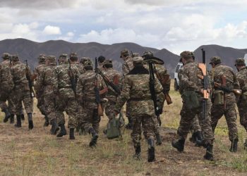 Azerbaycan sınıra asker yığıyor