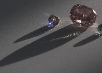 Elmas devi satışlarını durdurdu