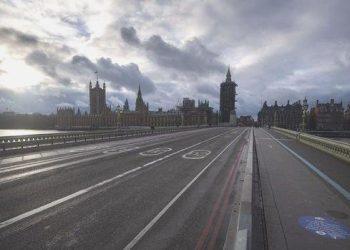 İngiltere 7 ayın en süratli daralmasını yaşadı