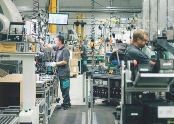 Almanya’da fabrika siparişleri düşüş beklenirken arttı