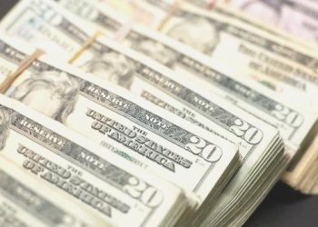 Dolar/TL’de rekor denemesi, risk priminde düşüş