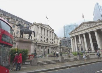 “İngiltere  bir yıl faizi 15 yılın doruğunda bırakabilir”