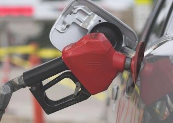 Otomotivde rekora, fiyatlarda indirime karşın akaryakıt satışlarında gerileme