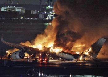Tokyo Haneda Havalimanı’nda pistteki bir uçakta yangın çıktı