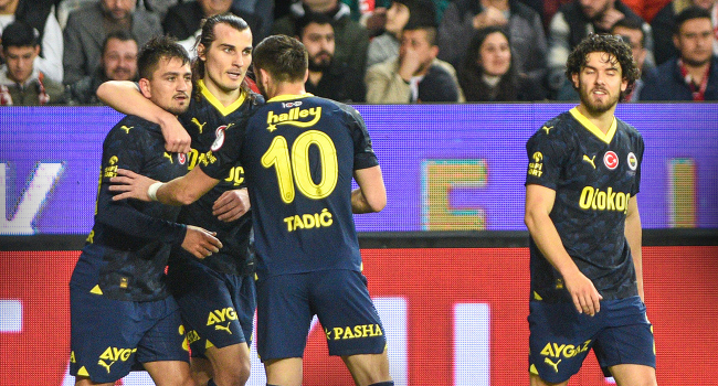 Fenerbahçe, Antalyaspor deplasmanında 2 golle kazandı