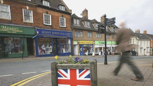 İngiltere’de fiyatlar varsayımların üzerinde arttı, işsizlik geriledi