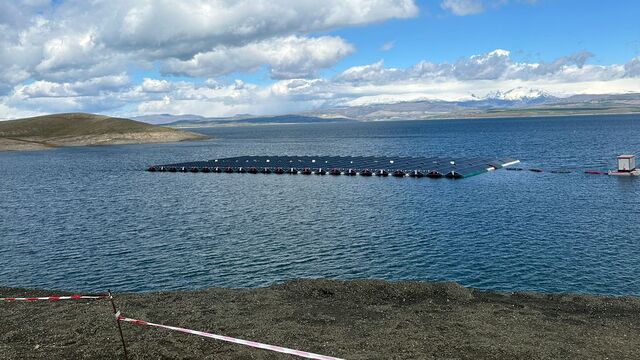 Türkiye’nin ilk yüzer GES’i üretime başladı