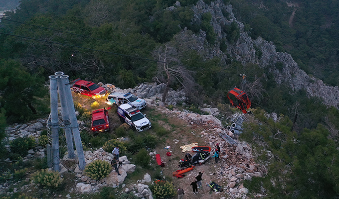 Antalya’daki teleferik faciasında kurtarma çalışmaları sürüyor