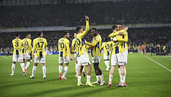 Fenerbahçe evinde 3 puanı 3 golle aldı