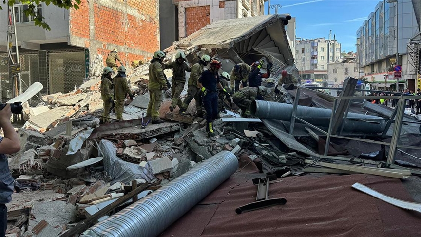 Küçükçekmece’de bina çöktü: Enkaz altında kalanlar var