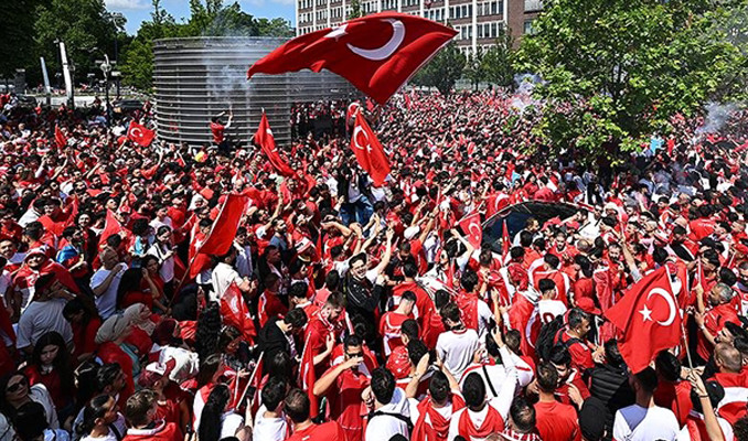 Binlerce Türk taraftardan Portekiz maçı öncesinde büyük yürüyüş