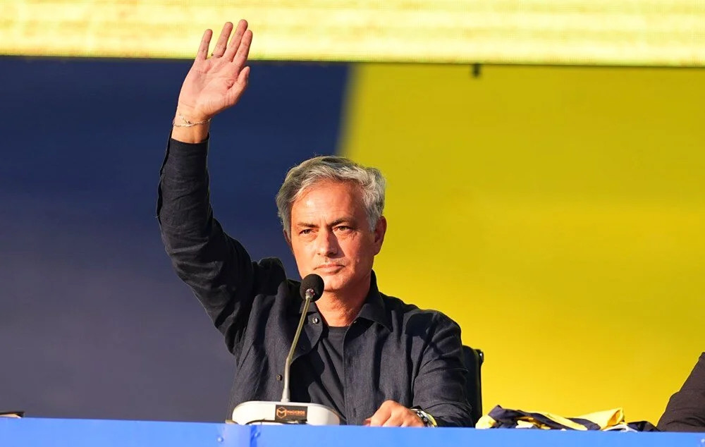 Dünya, Fenerbahçeli Mourinho’yu konuşuyor: Kahraman gibi karşılandı!