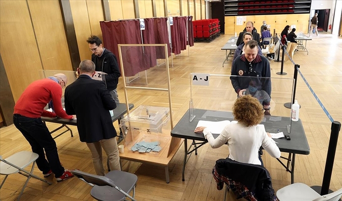 Fransa’da seçmenler sandık başında