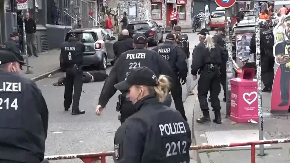 Polonya-Hollanda maçı öncesi gergin anlar: Polis bir kişiyi vurdu!