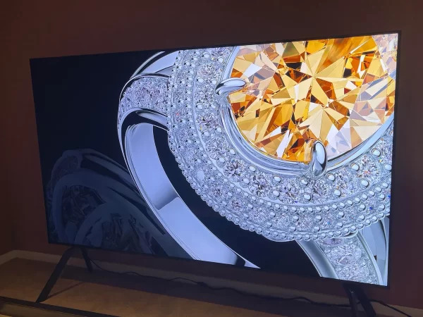 TCL’den devasa bir televizyon: Tam tamına 115 inç…