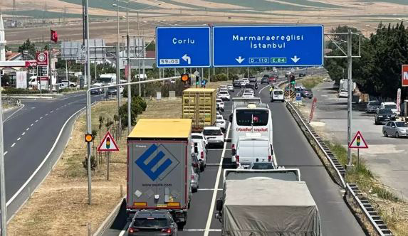 Tatilciler dönüyor! Trafik yoğunluğu devam ediyor