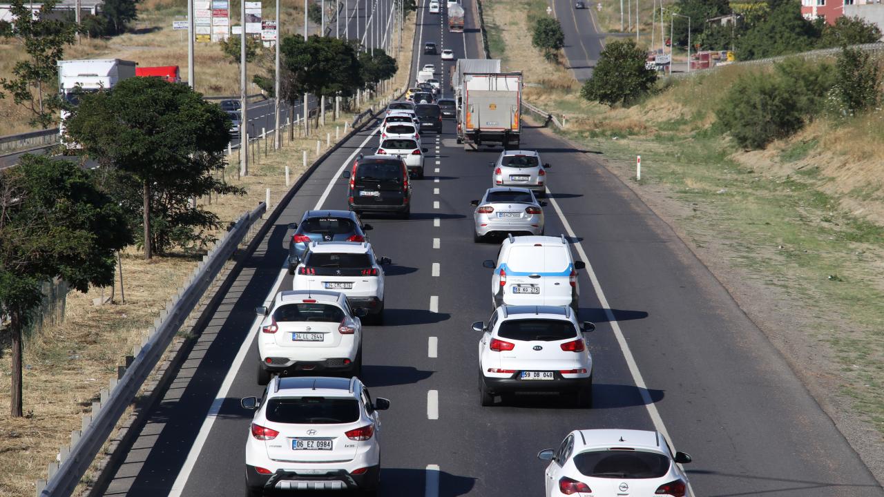 Tatilciler geri dönüyor: İstanbul yönünde yoğunluk artıyor