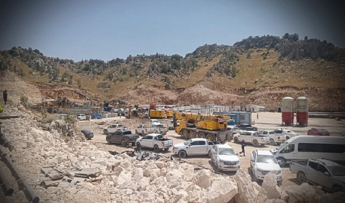 Gabar’da sondaj kulesi devrildi: Enkaz altında kalan işçiler var!