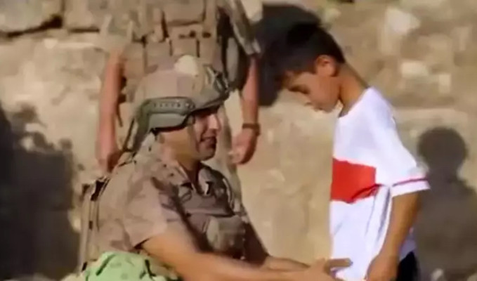 Jandarmadan çocuklara top ve forma hediyesi