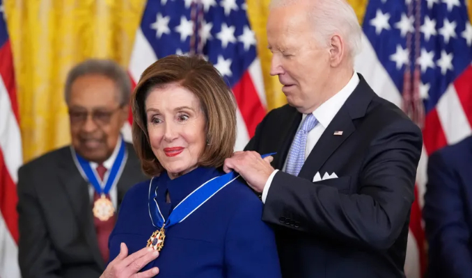 Pelosi: Tanrı Amerika’yı Biden’ın büyüklüğü ile kutsamıştır
