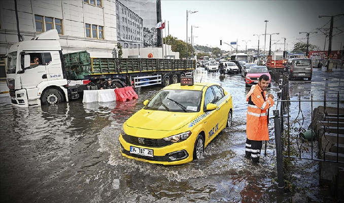 İstanbul’da sağanak yağış hayatı felç etti!