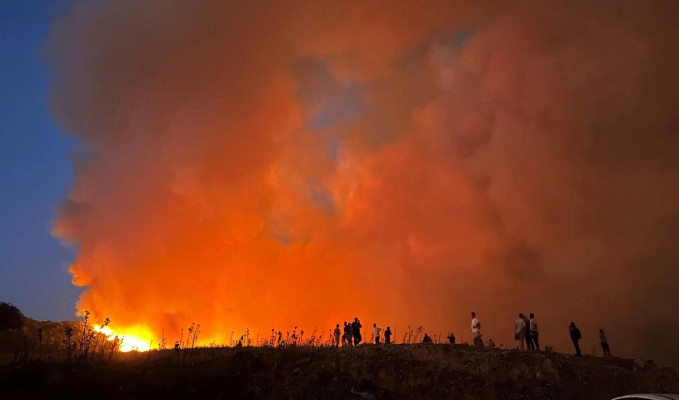 İzmir’de yangına havadan müdahaleye yeniden başlandı