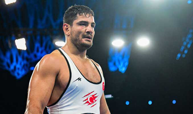Milli güreşçi Taha Akgül’den bronz madalya