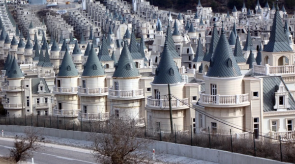 Sarot tarafından yapılan villalar devrediliyor