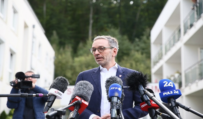 Avusturya’da aşırı sağcı parti seçimi kazandı