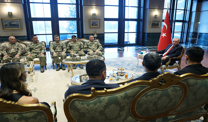 Cumhurbaşkanı Erdoğan derece alan sporcu ve askerlerle sohbet etti