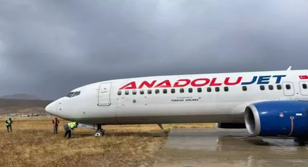 Hakkari’de uçak pistten çıktı, yolcular tahliye edildi