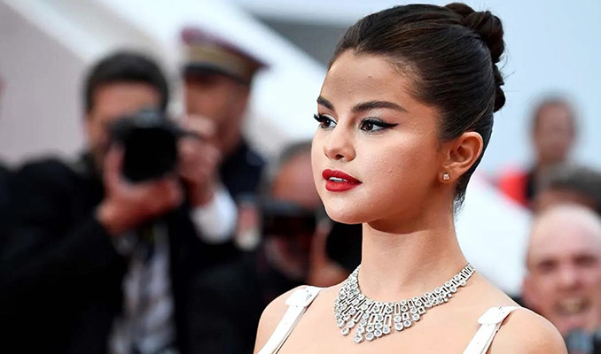 Selena Gomez kurduğu kozmetik şirketi sayesinde milyarder oldu