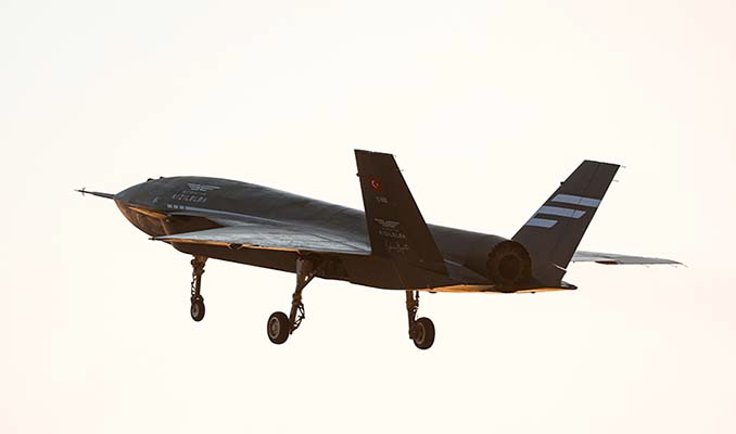 Türkiye’nin ilk insansız savaş uçağı KIZILELMA gökyüzüyle buluştu