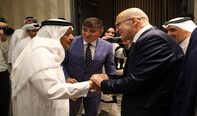 Bakan Şimşek, Katar’da yatırımcılarla bir araya geldi