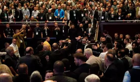 Beşiktaş Genel Kurulu’nda kavga çıktı!