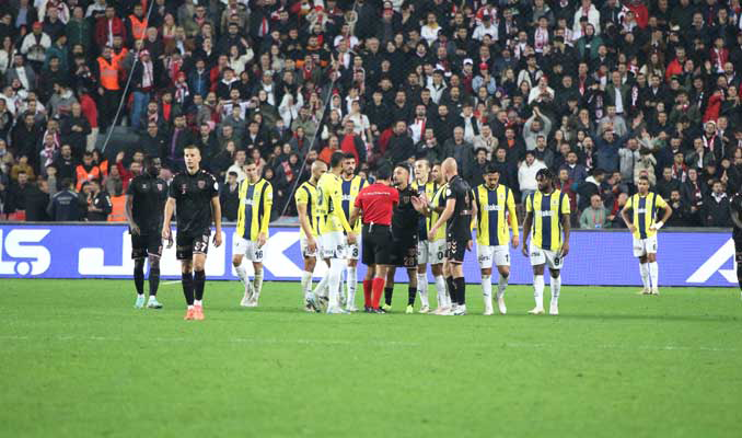 Fenerbahçe’de yıldız isim cezalı duruma düştü