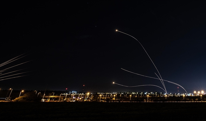 Lübnan’dan İsrail’e 100’den fazla roket atıldı