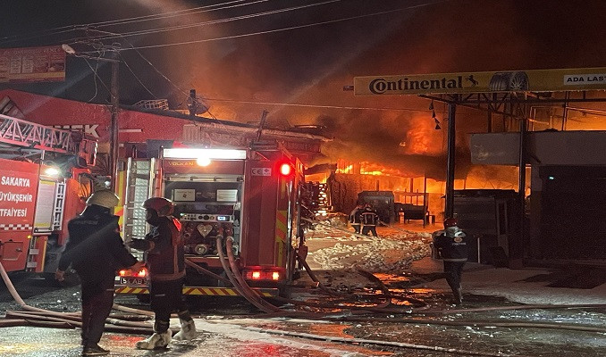 Sakarya’da kauçuk fabrikası alevlere teslim oldu