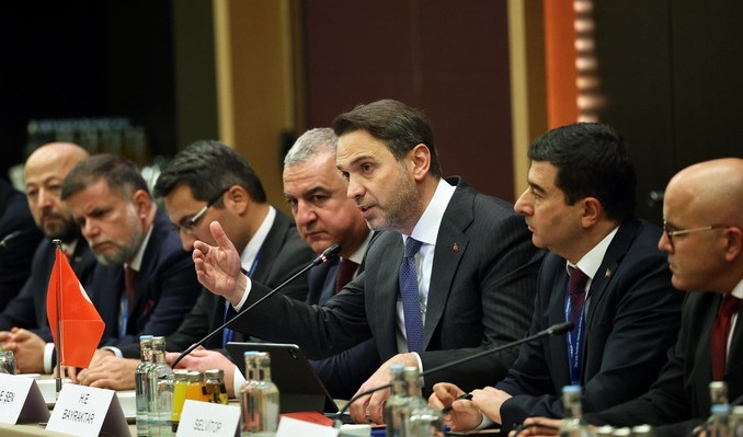 Bakan Bayraktar’dan Alman enerji şirketlerine yatırım çağrısı