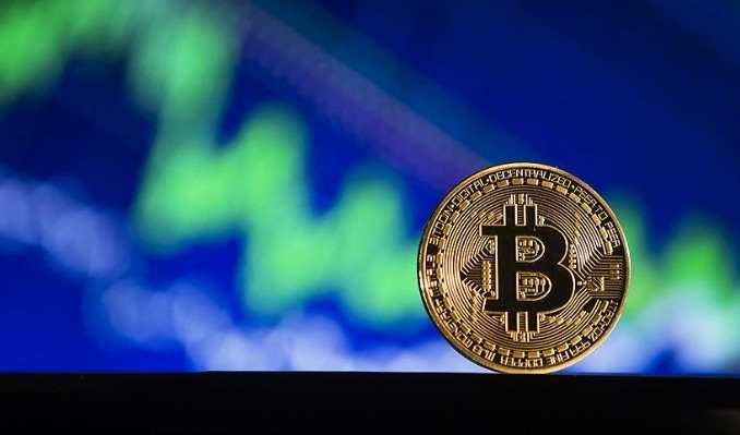 Bitcoin, rekor seviyede yerini arıyor