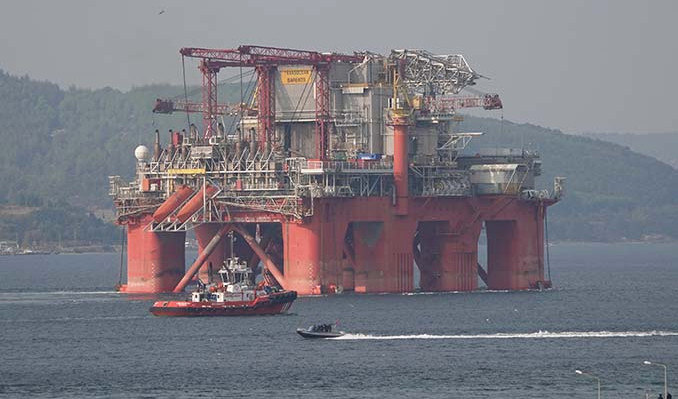 Çanakkale Boğazı dev petrol platformunun geçişi için kapatıldı