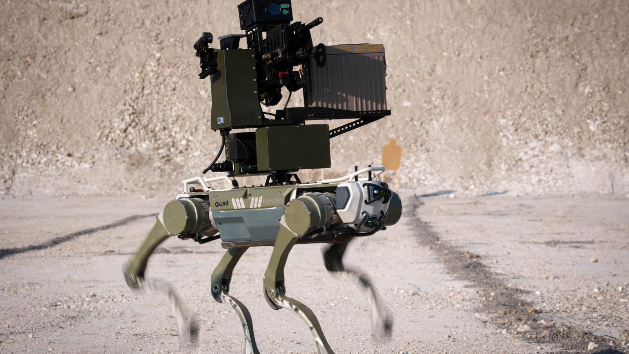 Silahlı robot köpek ”Bars” sahaya çıktı!