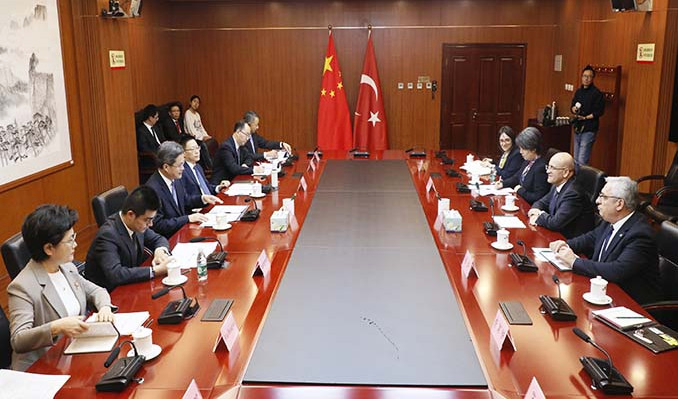 Şimşek, Çinli mevkidaşı ile bir araya geldi